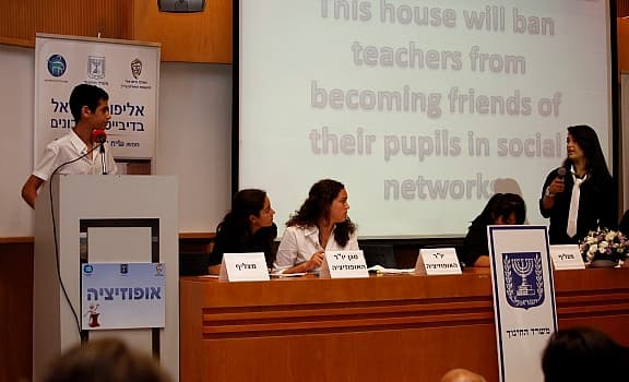 דיבייט בין בתי ספר